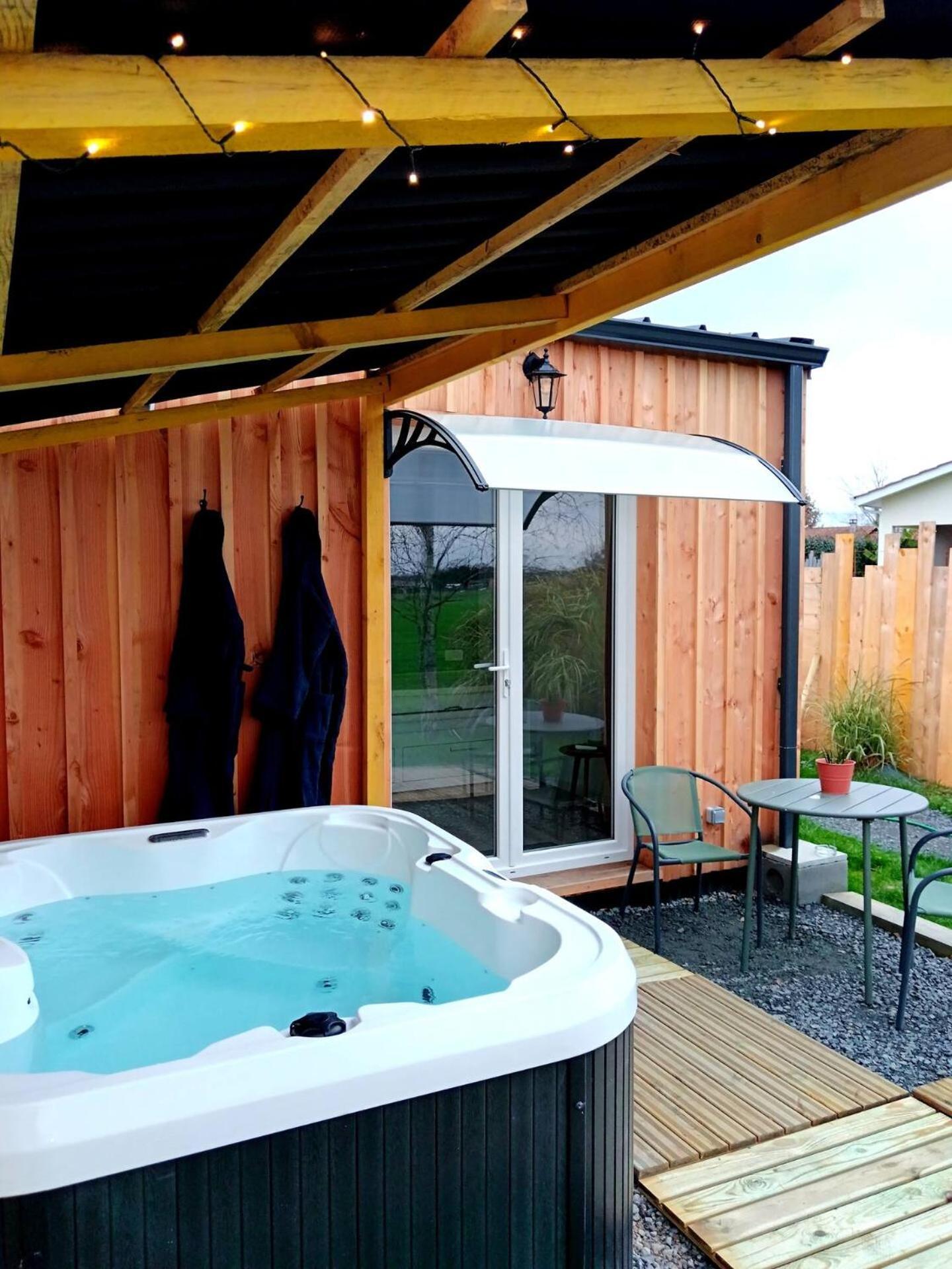Chalet Cosy Avec Option Jacuzzi Saint-Genes-de-Fronsac Ngoại thất bức ảnh
